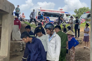 Quảng Ngãi: Thi thể nam giới nằm dưới mương nước ở gầm cầu Trà Khúc