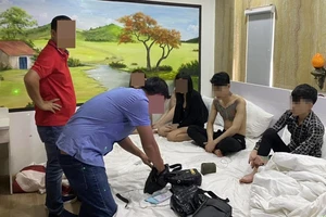 Nhóm nam nữ 'bay lắc' trong khách sạn