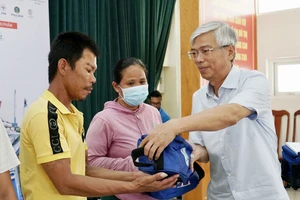 Chương trình 'Cùng ngư dân thắp sáng đèn trên biển' trao quà cho bà con huyện Cần Giờ