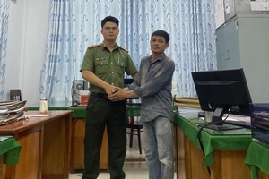 Công an Quảng Ngãi giúp 1 công nhân xây dựng nhận lại 25 triệu chuyển khoản nhầm