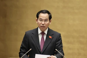 Quốc hội ‘chốt’ áp trần giá vé máy bay, sách giáo khoa