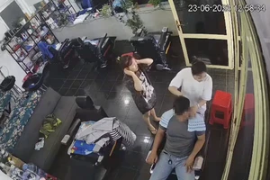 Công an làm việc với người đút túi 'nhầm' iPhone 13 Promax