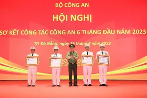Thiếu tướng Vũ Hồng Văn được tặng thưởng Huân chương Quân công