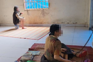 2 người tâm thần bị xích, 1 người bị nhốt trong nhà để dụng cụ làm vườn