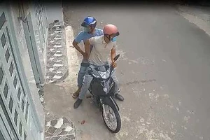 Công an truy tìm kẻ trộm 2 xe máy tại khu trọ ở Thủ Đức