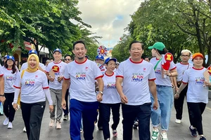 Lãnh đạo TP.HCM và các Tổng lãnh sự tham gia đi bộ mừng ngày thành lập ASEAN