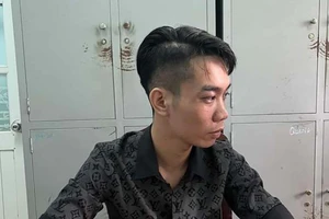 Kẻ dùng xe máy chặn xe ô tô sát hại tài xế đã ra đầu thú