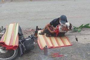 Cha ôm thi thể con 6 tuổi bị xe chở rác tông tử vong bên đường