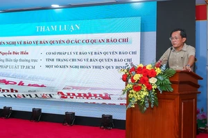 Nhà báo Nguyễn Đức Hiển trình bày tại hội thảo