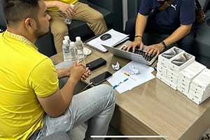 Bắt nam thanh niên buôn lậu 22 iPhone 15 ProMax từ Singapore