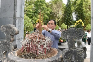 Phó Thủ tướng Trần Lưu Quang dâng hương tại Khu di tích lịch sử Quốc gia Pò Hèn