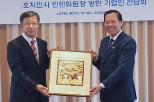 Ông Han Sangdeok - Phó Chủ tịch Công ty TNHH Samsung Engineering tặng quà lưu niệm Chủ tịch UBND TPHCM Phan Văn Mãi