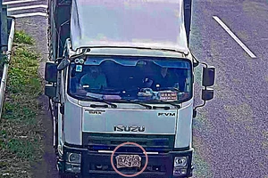 Chiếc xe tải chạy lố qua hướng ra QL51 nên tài xế dùng vải che biển số để chạy lùi trên cao tốc