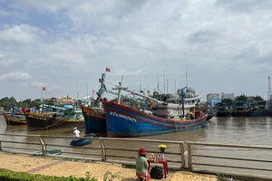 Gia đình lập bàn thờ bên bờ sông mong tìm được ngư dân mất tích