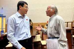 Đại biểu Quốc hội Đỗ Đức Hiển (bên trái) trao đổi với cử tri tại buổi tiếp xúc cử tri quận Bình Thạnh vào sáng 3-10. Ảnh: LÊ THOA