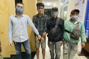 Bình Dương: Bị can truy nã đang uống cà phê cùng bạn gái thì bị bắt