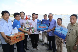 Chương trình 'Cùng ngư dân thắp sáng đèn trên biển' đến Quảng Bình