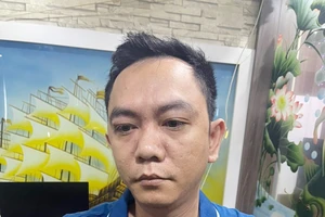 Tiền mặt cùng nhiều trang sức bị thu giữ khi khám xét nơi ở của Thạnh. Ảnh: DH.