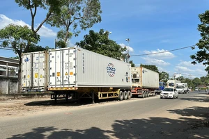 Nhiều rơ mooc 'bỏ quên' trên đường ở khu dân cư, tai nạn rình rập