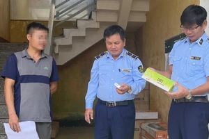 1 tài xế bị tịch thu xe tải do chở hàng lậu, hàng cấm