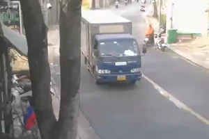 Bà chở cháu 7 tuổi đi học bị tai nạn ở Thủ Đức