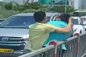 2 tài xế taxi chặn đường, đánh nhau trên cầu Kênh Tẻ