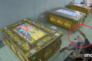 Camera ghi cảnh nam thanh niên tấn công bằng dao ở tiệm game để cướp tiền