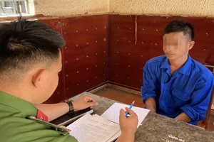 Dùng dao dọa chủ tiệm tạp hóa cướp 10 gói thuốc lá