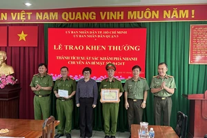 Quận 5 thưởng 'nóng' lực lượng phá chuyên án chiếm đoạt tài sản tại Bệnh viện Chợ Rẫy