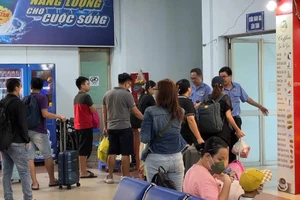 ĐIỀU TRA: Cò vé bát nháo ở Ga Sài Gòn - Bài 1: Nhà ga hết vé nhưng có tiền là được lên tàu