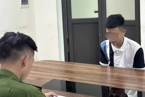 Bắt kẻ đập vỡ 9 kính ô tô để trộm cắp