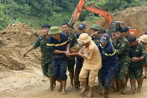 Khoảng 500 người tham gia tìm kiếm nạn nhân vụ sạt lở đất trúng vào xe 16 chỗ ở Hà Giang