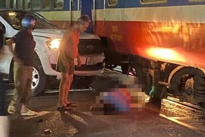 Vụ ô tô bán tải bị tàu hoả tông ở Đồng Nai: 4 người trong ô tô bị văng ra đường sau khi bị tông