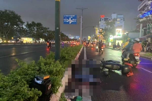 Một người đàn ông tử vong bên cạnh xe máy trên đường Phạm Văn Đồng