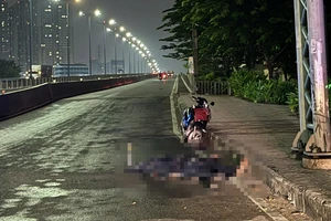 1 phụ nữ tử vong cạnh xe máy đang dựng ở cầu Sài Gòn