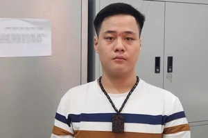 Kề dao vào hông người phụ nữ bán hoa quả để cướp tài sản