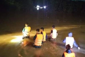 Chạy xe máy qua đoạn đường ngập bị lũ cuốn trôi