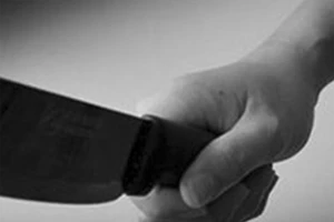 Người đàn ông cầm dao phay đi bộ vô cớ chém gây thương tích 2 người 