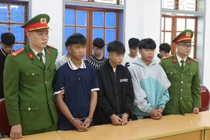 3 trai bản tự chế dao, kiếm 'biểu diễn' ngoài đường bị khởi tố