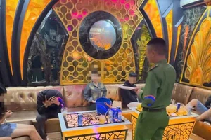 2 nữ tiếp viên quán karaoke bay lắc cùng khách bị bắt quả tang