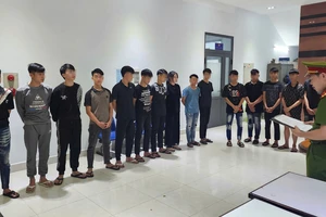 Chỉ vì cái vẫy tay, hàng chục thanh thiếu niên lao vào đánh nhau