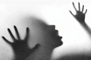 Bình Dương: Mẹ ép con 12 tuổi để cha dượng cưỡng bức