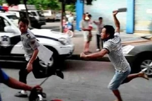 Người dân cùng công an khống chế kẻ chém nhiều người trọng thương