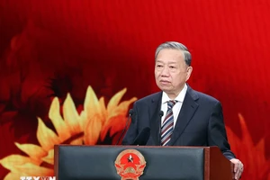 Tổng Bí thư dự Chương trình giao lưu nghệ thuật chính luận 'Sống trong lòng dân'