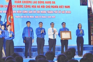 Thành Đoàn TP.HCM đón nhận Huân chương Lao động hạng Ba 