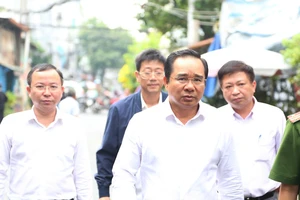 Chủ tịch TP.HCM Nguyễn Văn Được thăm hỏi gia đình có người thân tử vong trong vụ cháy ở Xóm Củi