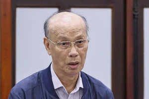 Sữa giả, thuốc giả, thức ăn đường phố: Ai quản lý, ai chịu trách nhiệm?