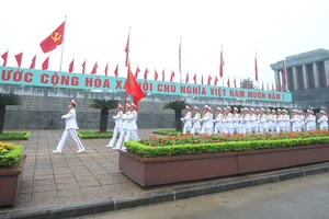 Hàng ngàn người đổ về Quảng trường Ba Đình dự Lễ chào cờ ngày 30-4