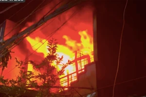 Cháy dữ dội cơ sở sản xuất nến ở Đà Nẵng