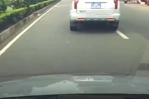 Tài xế taxi ôm CSGT cảm ơn vì giúp đưa bé trai đi cấp cứu kịp thời